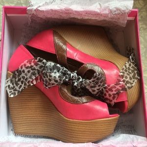 Makers pink wedges